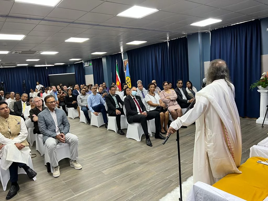 Gurudev Sri Sri Ravi Shankar addressing business leaders in Suriname